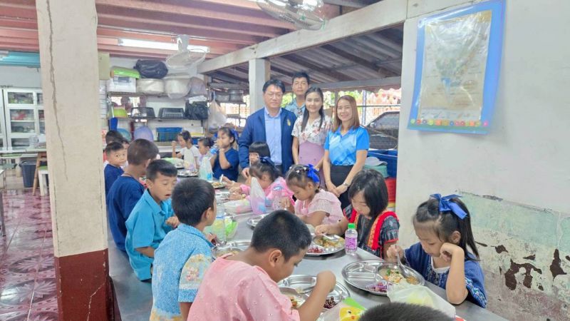 นายกรัฐมนตรีตำบลบางกะจะ พร้อมด้วยคณะผู้บริหาร ลงพื้นที่เยี่ยมเยียนโรงเรียนวัดสิงห์ฯ ในโครงการอาหารเสริมนม และโครงการอาหารกลางวัน