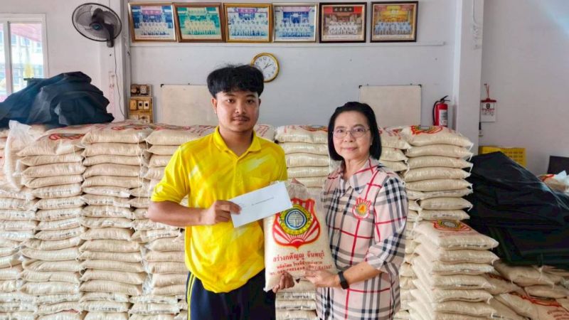 คณะกรรมการสมาคมสว่างกตัญญู จันทบุรี สนับสนุนข้าวสาร เพื่อเป็นอาหารกลางวันให้กับนักเรียน