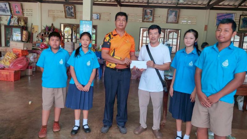 คณะกรรมการศาลเจ้าพ่อห้วยระกำสนับสนุนข้าวสารเพื่อเป็นอาหารกลางวันให้กับนักเรียน